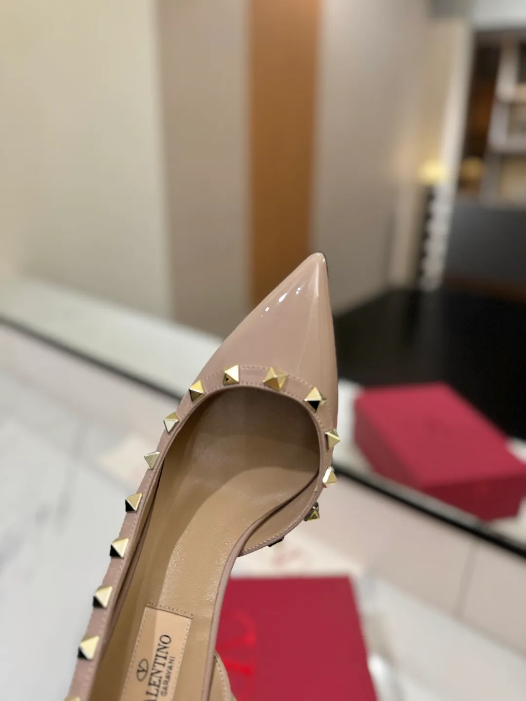 👟👟Ex-factory price 580👟👟 Valentino/Valentino rivet VT classic shoes, top replica! The side curves are perfect, the original molded custom-made rust-free rivets, and the textured hardware bring out a full sense of high-end, giving you a genuine foot feel! The first choice for high-end customers❤️ [Material] Upper: Original imported custom patent leather Lining: Original imported goatskin Outsole: Imported pearlescent leather outsole Heel height: 6.5CM Code number: 35-39 [34, 40, 41, 42 custom-made are not returnable]
